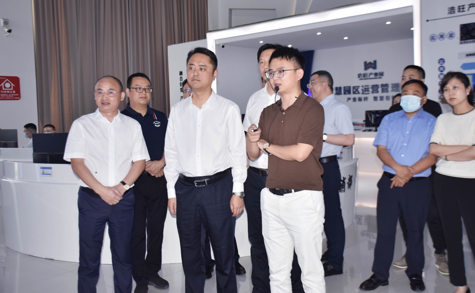 劉剛書記一行聽取匯報中