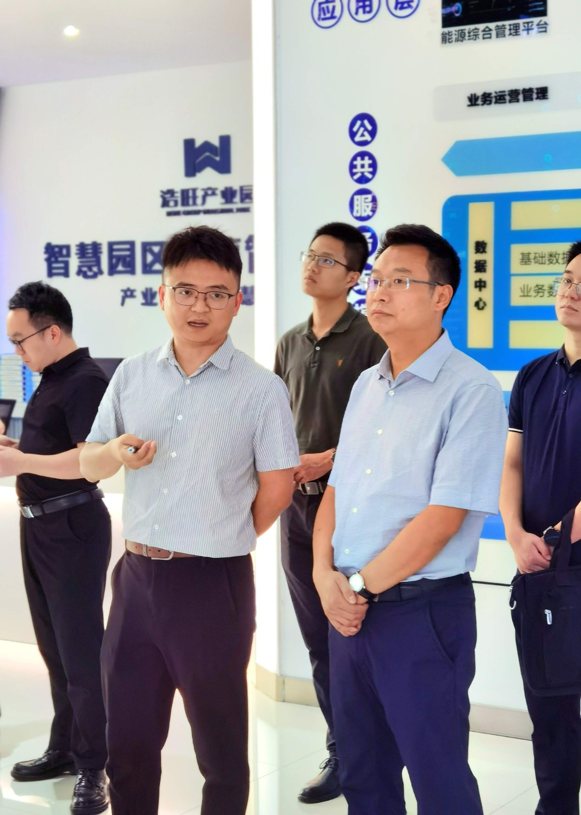 何仲瀟為陳健書記一行匯報(bào)中
