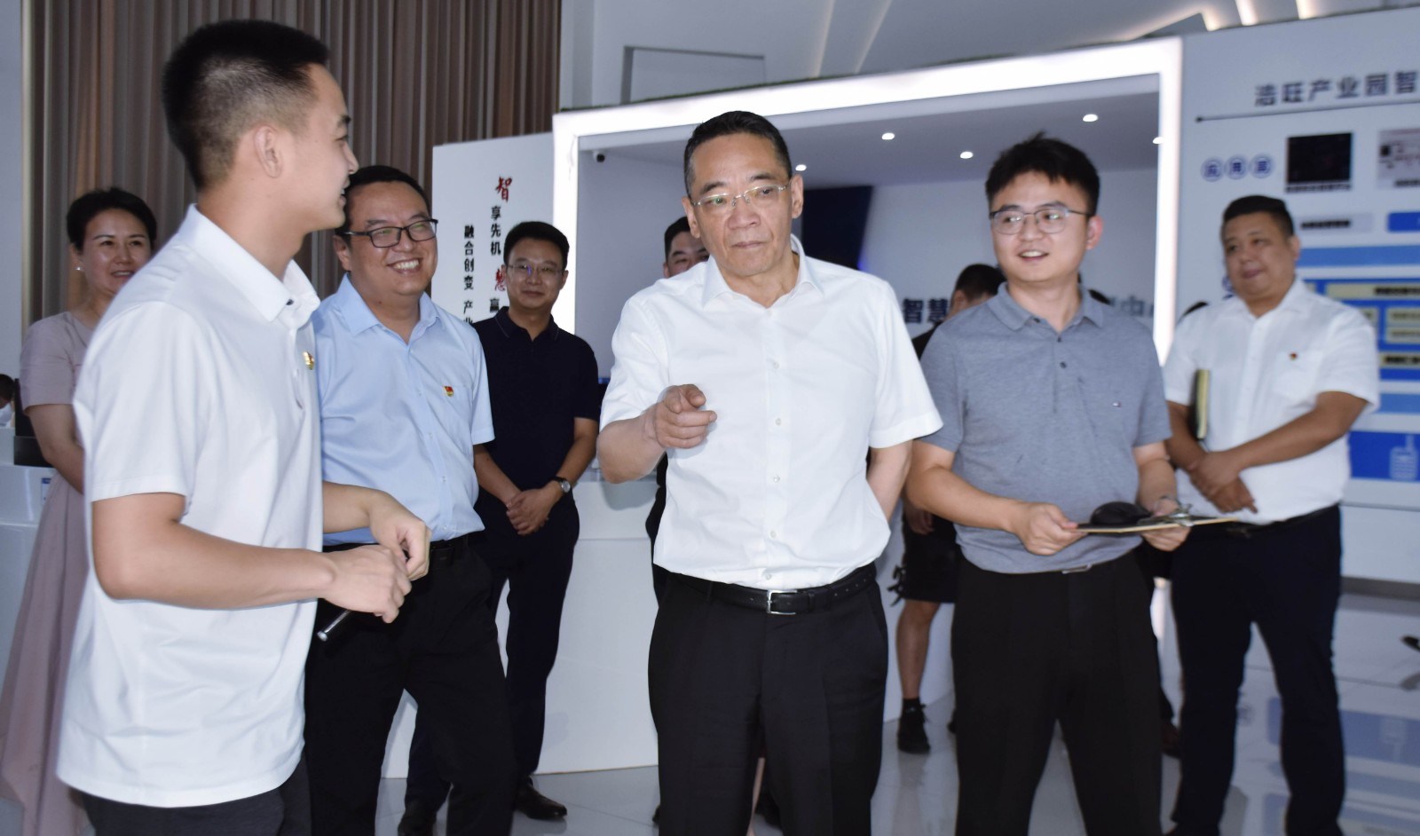 嚴(yán)衛(wèi)東與陪同人員深入交流