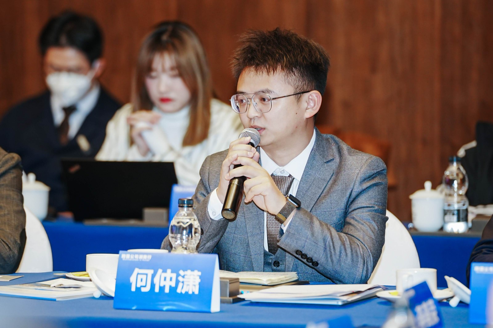 云起老和CEO何仲瀟在會(huì)議中發(fā)言